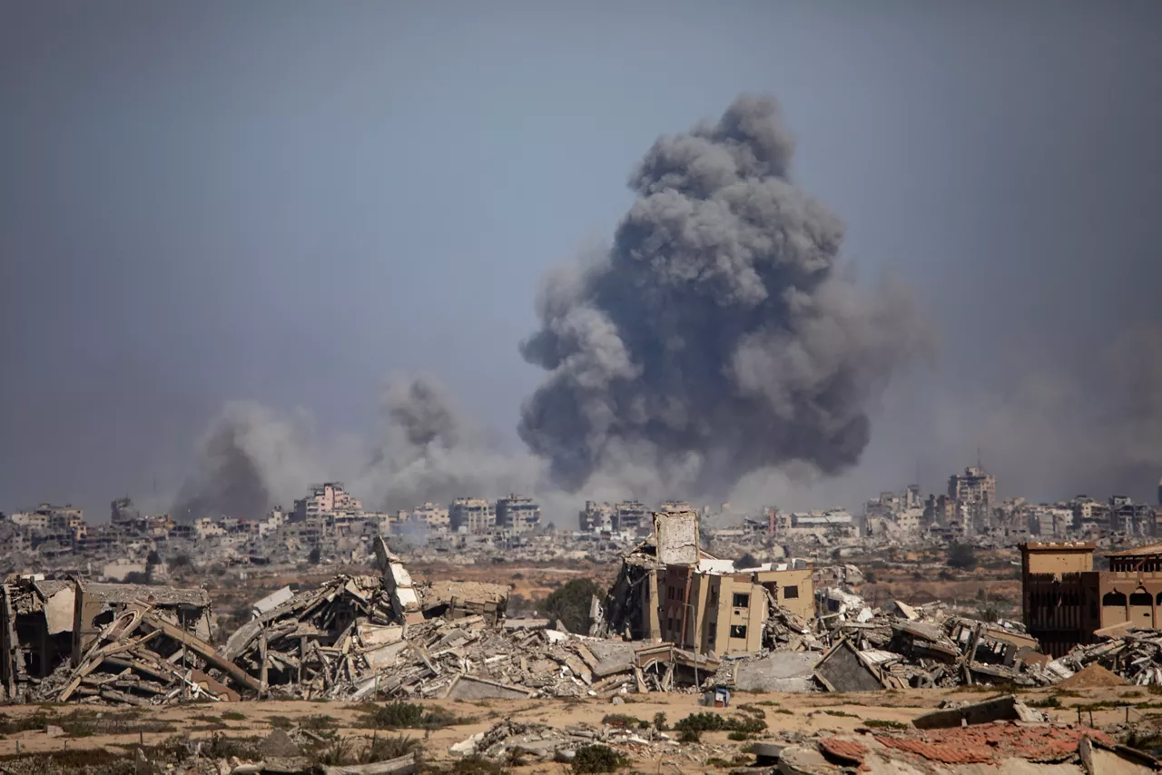 FOTODELDÍA Carretera de Al-Rashid (GAZA), 02/10/2025.- Columnas de humo tras los ataques aéreos israelíes en la ciudad de Gaza, vistas desde el noroeste del campo de refugiados de Nuseirat, Franja de Gaza, este jueves. Los palestinos se desplazan hacia el sur desde Wadi Gaza tras el anuncio israelí del cierre de la carretera de Al-Rashid hacia el norte. EFE/ Haitham Imad
