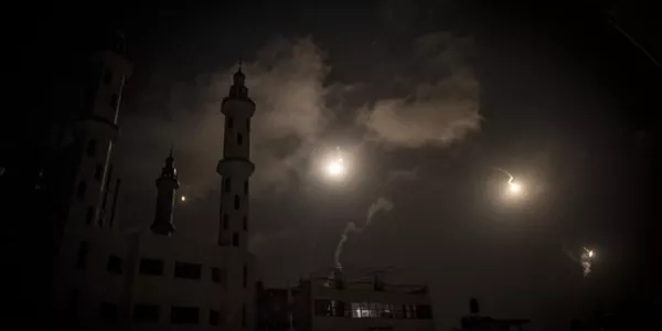 Minaretea, bonbek argiztatua. Argazkia: EFE.