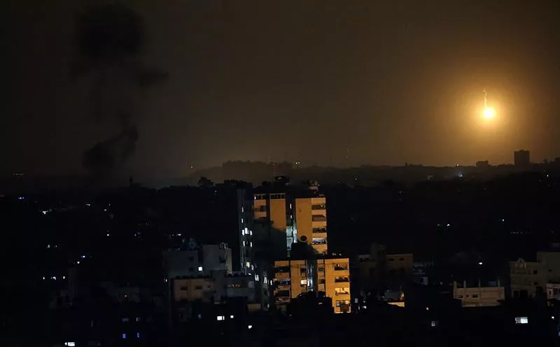 Las bombas iluminan la noche de Gaza. Foto EFE.