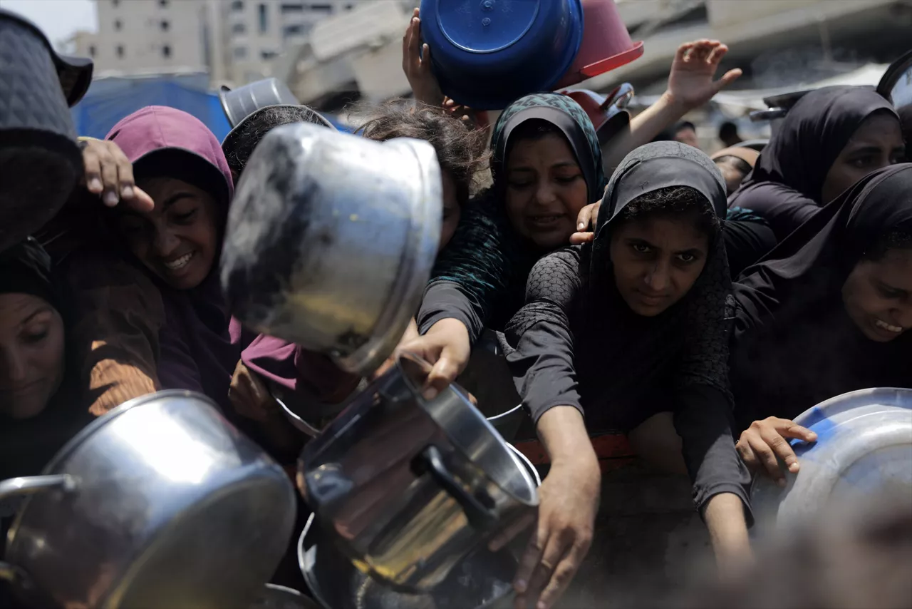(Foto de ARCHIVO)

14 August 2025, Palestinian Territories, Gaza: Palestinians wait to receive food from a charity kitchen, amid a hunger crisis due to the Israeli bombing and blockade on Gaza. Photo: Omar Ashtawy/APA Images via ZUMA Press Wire/dpa



Omar Ashtawy/APA Images via ZUMA / DPA

14/8/2025 ONLY FOR USE IN SPAIN