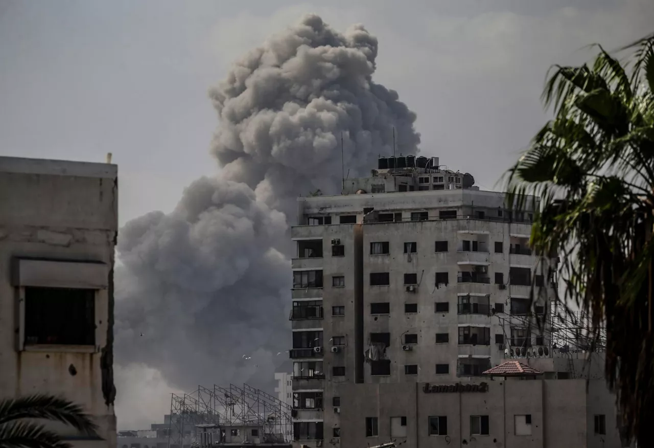 GAZA CITY (-), 16/09/2025.- Smoke rises after an Israeli airstrike in Gaza City, Gaza Strip, 16 September 2025. Israeli Prime Minister Benjamin Netanyahu confirmed at a court appearance that the Israeli military has begun a major operation in Gaza City. More than 64,800 people have been killed in the Gaza Strip since October 2023, according to the Palestinian Ministry of Health. EFE/EPA/MOHAMMED SABER
