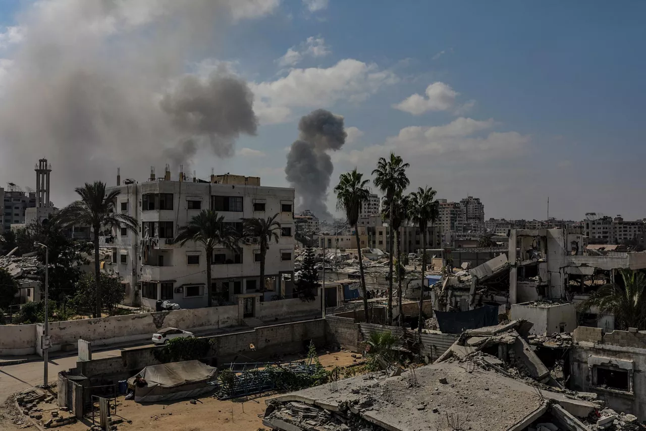 GAZA CITY (-), 16/09/2025.- Smoke rises after an Israeli airstrike in Gaza City, Gaza Strip, 16 September 2025. Israeli Prime Minister Benjamin Netanyahu confirmed at a court appearance that the Israeli military has begun a major operation in Gaza City. More than 64,800 people have been killed in the Gaza Strip since October 2023, according to the Palestinian Ministry of Health. EFE/EPA/MOHAMMED SABER
