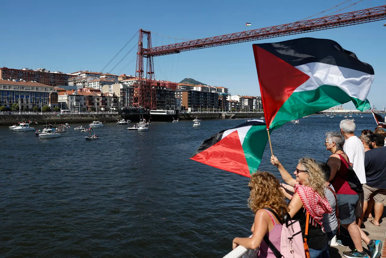 GETXO (Bizkaia)-. 06/09/2025.- Colectivos vascos de apoyo a Palestina han celebrado este sábado una marcha marítimo-terrestre en la ría del Nervión, desde Santurtzi hasta el Museo Marítimo de Bilbao, en la que han participado unas cien embarcaciones, como muestra de solidaridad con Gaza. EFE/Miguel Toña
