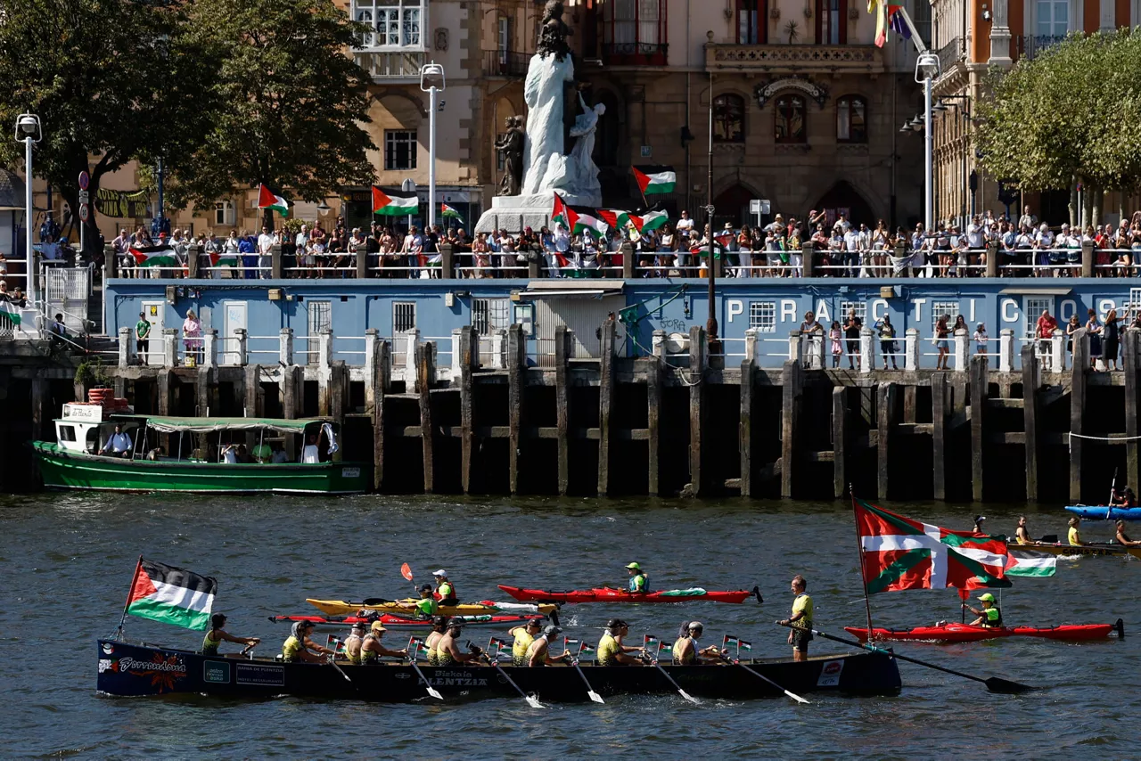 GETXO (Bizkaia)-. 06/09/2025.- Colectivos vascos de apoyo a Palestina han celebrado este sábado una marcha marítimo-terrestre en la ría del Nervión, desde Santurtzi hasta el Museo Marítimo de Bilbao, en la que han participado unas cien embarcaciones, como muestra de solidaridad con Gaza. EFE/Miguel Toña
