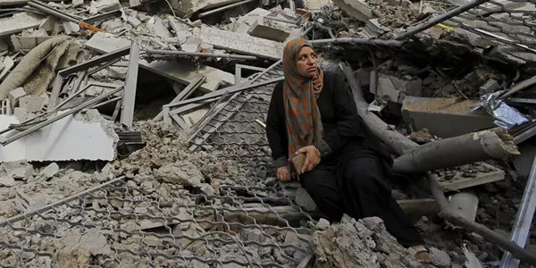 Emakume palestinar bat bere etxearen hondarrak ikusten. Argazkia: EFE.
