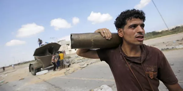 Gazte palestinar bat bonba bat garraiatzen. Argazkia: EFE.
