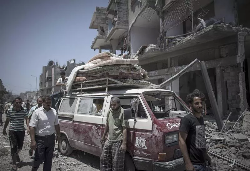 Palestinos huyendo de sus casas. Foto: EFE.