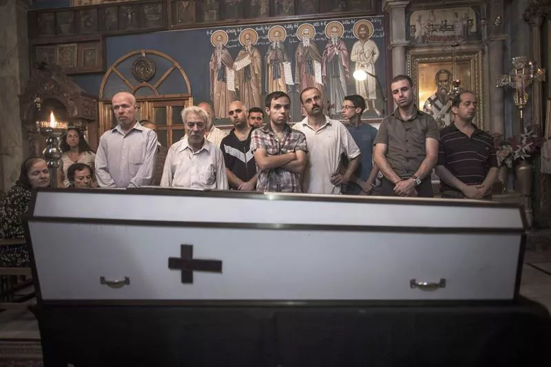 Una familia cristiana llora a su muerto. Foto: EFE.