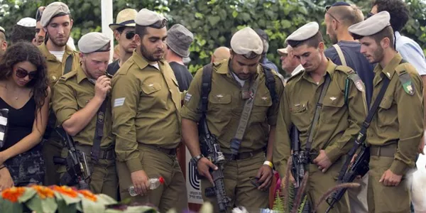 Israeleko soldaduak, kide bat agurtzen. Argazkia: EFE.