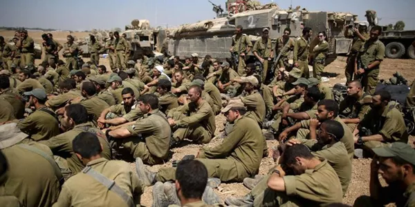 Israeleko soldaduak, atsedena hartzen. EFE.