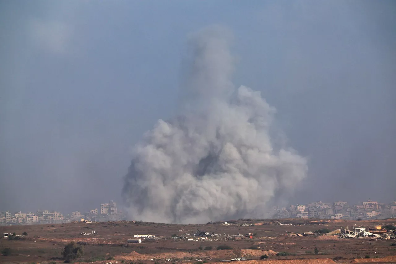 No Location (Israel), 25/08/2025.- Smoke rises following Israeli airstrikes in the northern Gaza Strip as seen from the Israeli side of the border, 25 August 2025. EFE/EPA/ATEF SAFADI
