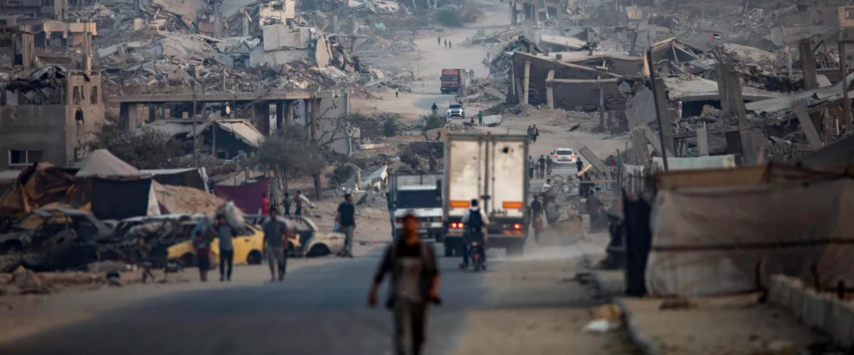 FOTODELDÍA - Khan Younis (-), 08/11/2025.- Palestinos desplazados caminan entre edificios gravemente dañados en el campo de refugiados de Khan Yunis, al sur de la Franja de Gaza, el 8 de noviembre de 2025. Alrededor de 1,9 millones de personas en Gaza, casi el 90 por ciento de la población, han sido desplazadas desde que comenzó el conflicto entre Israel y Hamás en octubre de 2023, según la ONU. EFE/HAITHAM IMAD
