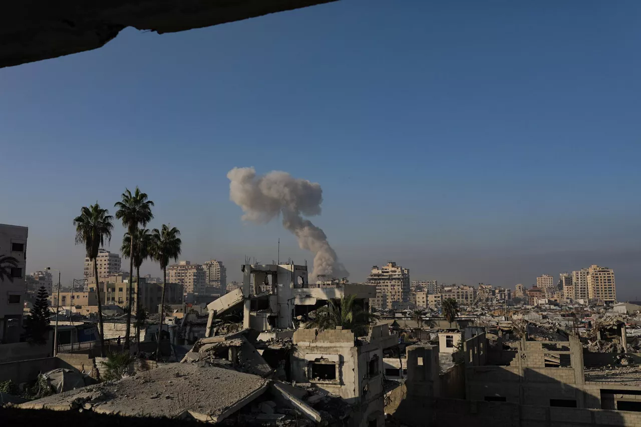 GAZA CITY (---), 14/09/2025.- Smoke rises following an Israeli airstrike on Gaza City, Gaza Strip, 14 September 2025. Israeli forces are increasing their assault on Gaza City with a wave of heavy air strikes in recent days, in an escalation from previous military operations triggering a surge in civilian displacement. EFE/EPA/MOHAMMED SABER
