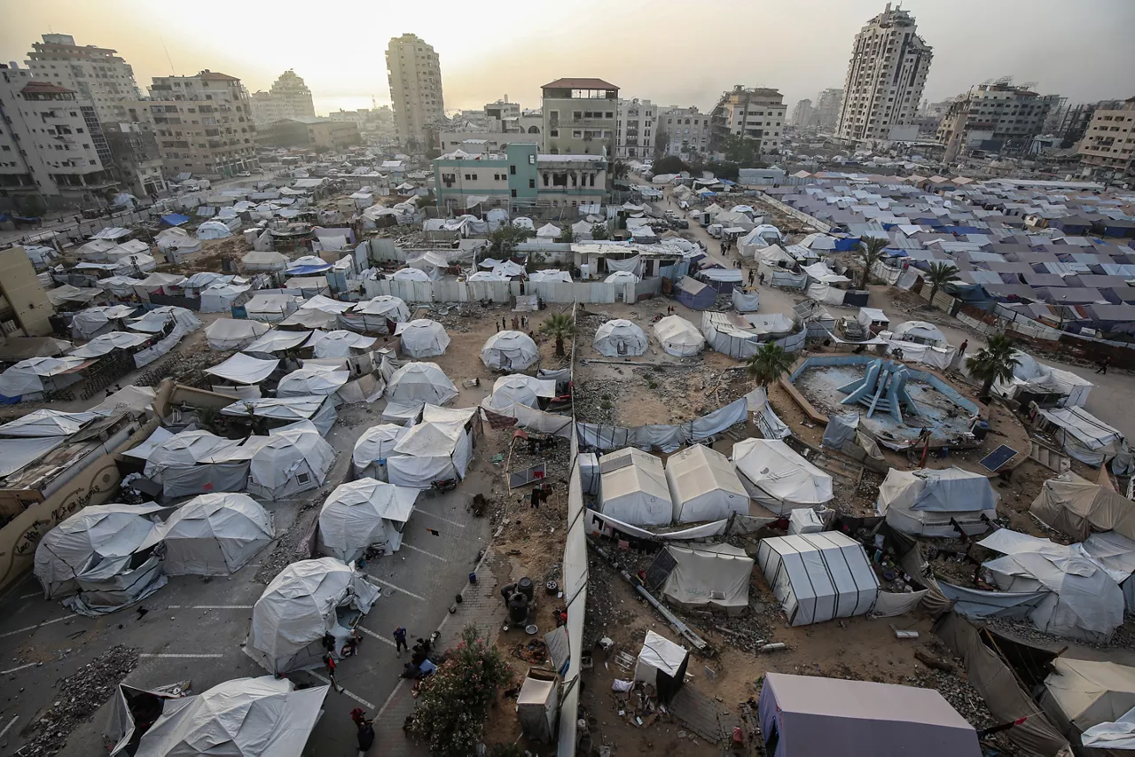(Foto de ARCHIVO)

May 13, 2025, Gaza City, Gaza Strip, Palestinian Territory: Tents for displaced Palestinians from the northern Gaza Strip and eastern Gaza City are set up in Al-Katiba Square, west of Gaza City. An Israeli air strike has killed 28 people and injured dozens at the European Hospital in Khan Younis. The Israeli military said it had conducted a 'precise strike' on 'Hamas terrorists in a command and control centre' which it claimed was beneath the hospital.



Europa Press/Contacto/Omar Ashtawy

13/5/2025