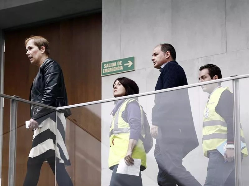 El comité de empresa de General Electric con Uxue Barkos en el Parlamento navarro. Foto: EFE