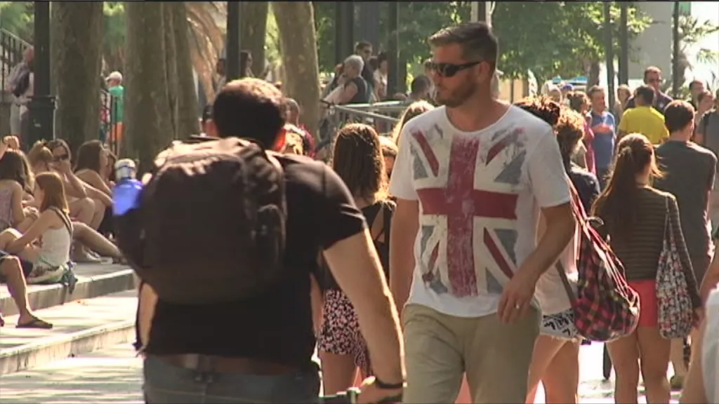 Gente paseando. Imagen captura de un vídeo emitido en ETB.