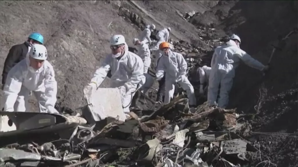 Rescatan los cadáveres del accidente de Germanwings.