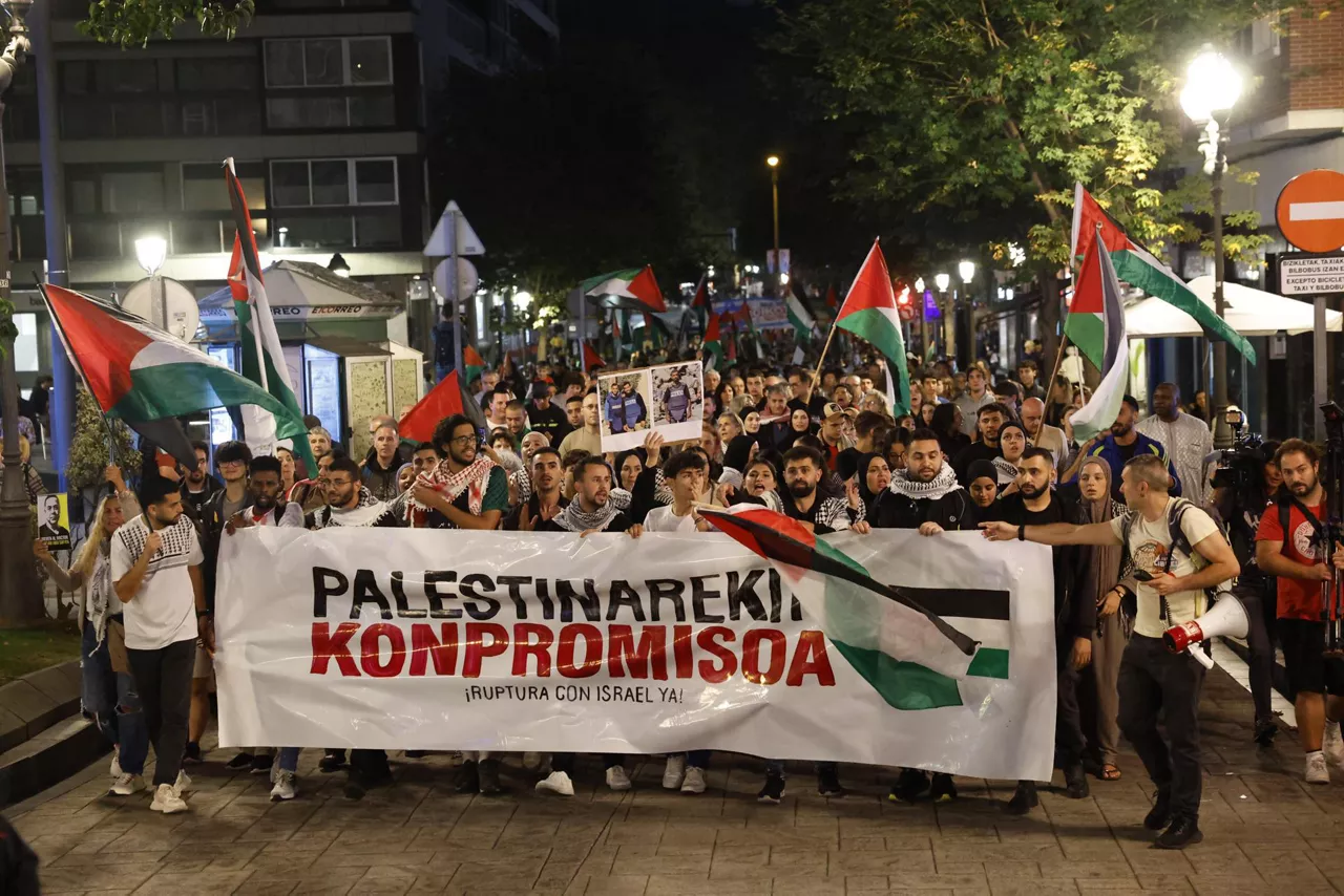 BILBAO, 15/10/2025.- La asociación Gernika-Palestina ha celebrado este miércoles una manifestación y una cacerolada por el centro de Bilbao para protestar por el genocidio de Israel en Gaza. EFE/ Miguel Toña
