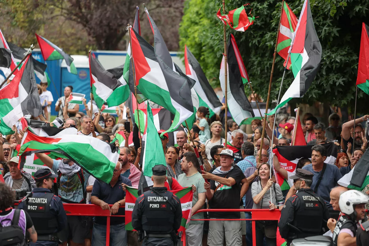 BILBAO, 03/09/2025.- La iniciativa Gernika Palestina ha invadido este miércoles un tramo de la Gran Vía de Bilbao al paso de la Vuelta ciclista por la capital vizcaína en protesta por la participación del equipo Israel Premier Tech y en apoyo a Palestina por lo que ha tenido que intervenir la Ertzaintza y modificar la línea de meta. EFE/Luis Tejido
