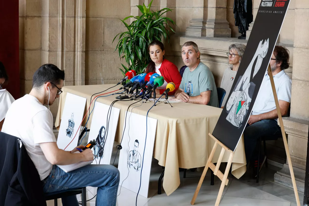 El portavoz del colectivo Gernika-Palestina, Ibon Meñika y la periodista, Ekhiñe Atorrasagasti.