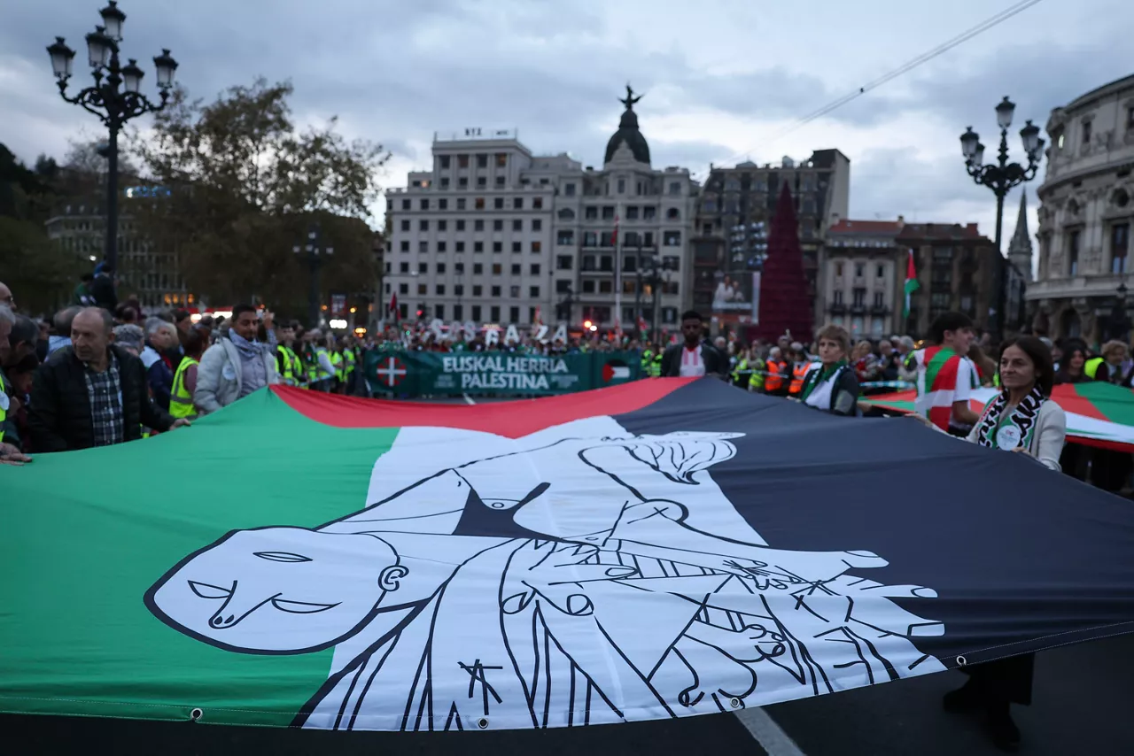 BILBAO, 15/11/2025.-Vista de una de las manifestaciones y marchas convocadas por la iniciativa Gernika-Palestina, y por grupos de animación de equipos vascos y navarros, este sábado en el que las selecciones de fútbol de Euskadi y Palestina disputan un partido amistoso en el estadio de San Mamés.-EFE/ Luis Tejido
