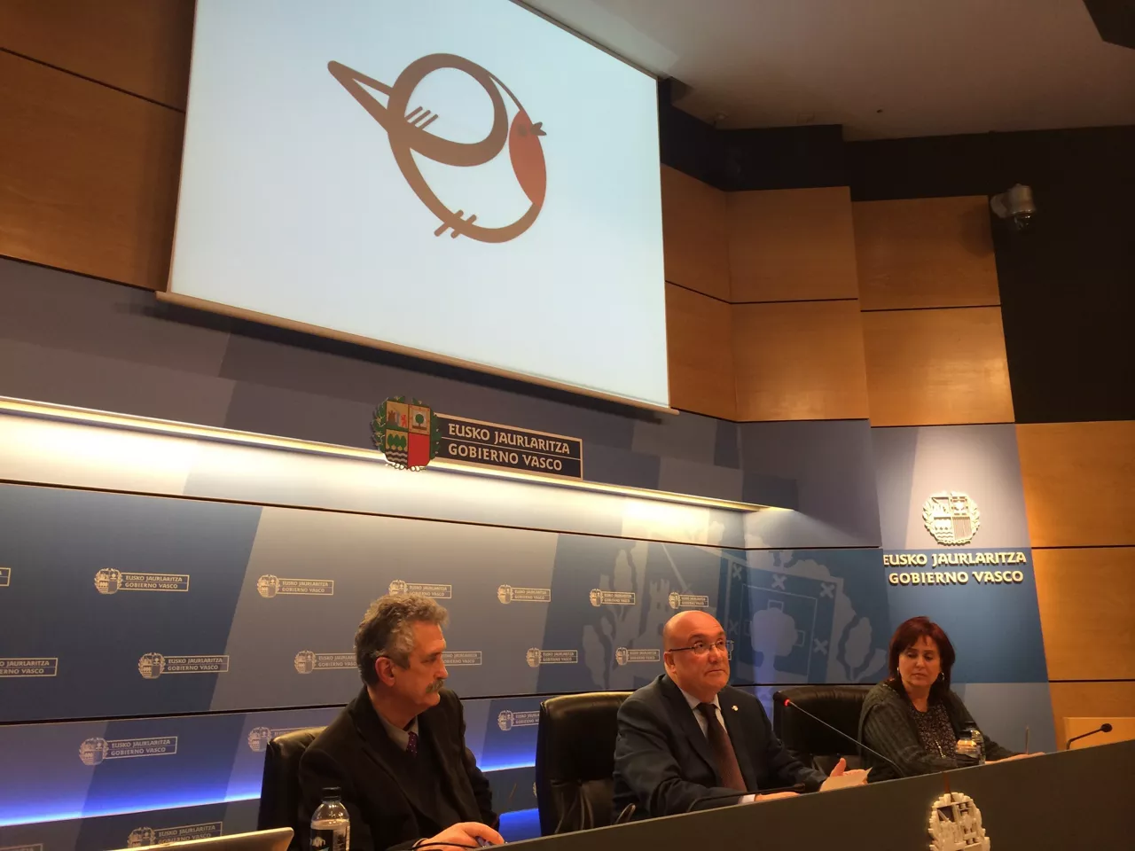 Patxi Baztarrika, Jorge Giménez y Ane Crespo en la rueda de prensa donde han valorado el informe.