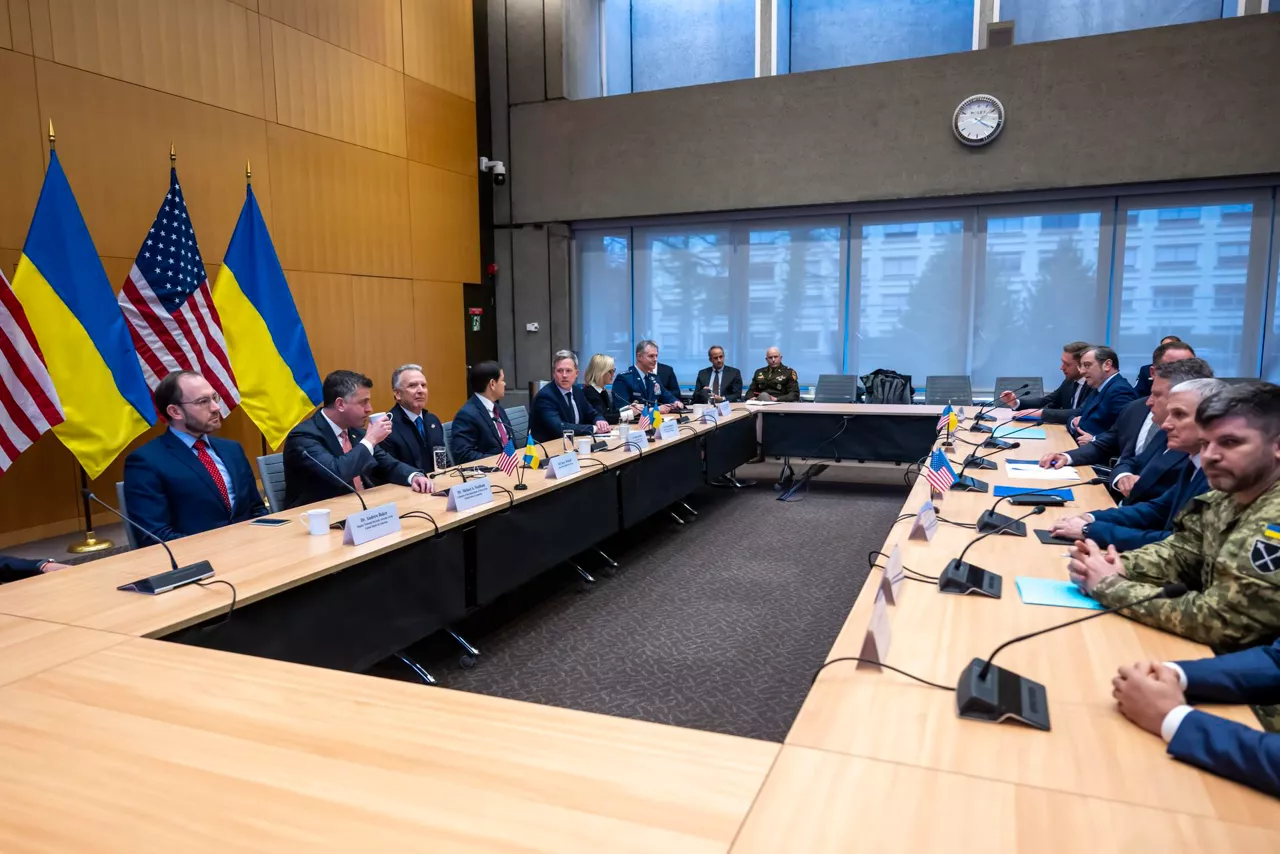 GENEVA (Switzerland), 23/11/2025.- US (L) and Ukrainian delegations at the beginning of their talks at the US Mission in Geneva, Switzerland, 23 November 2025. US and Ukraine officials are expected to meet in Geneva on 23 November to discuss the US president's peace plan aimed at ending the war with Russia. (Rusia, Suiza, Ucrania, Ginebra) EFE/EPA/MARTIAL TREZZINI
