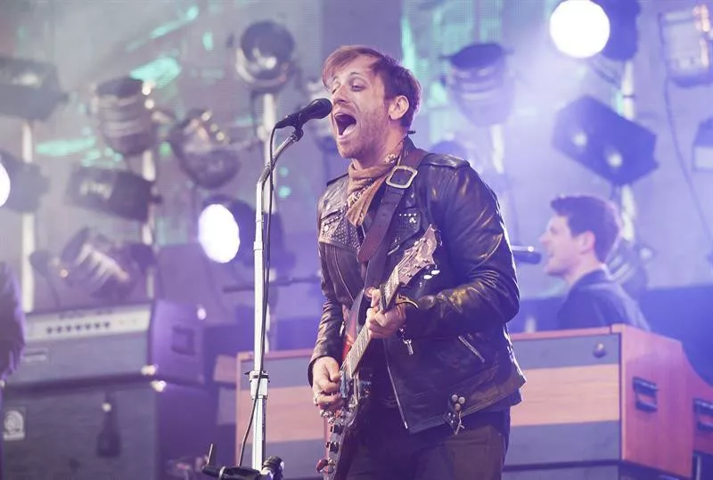 Dan Auerbach, durante la actuación de The Black Keys en Glastonbury. Foto: Efe.