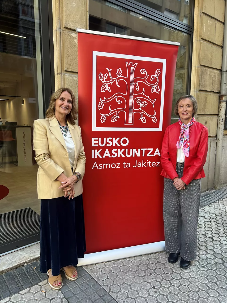 La premiada, Gloria Totoricaguena, y Ana Urkiza, presidentea de Eusko Ikaskuntza