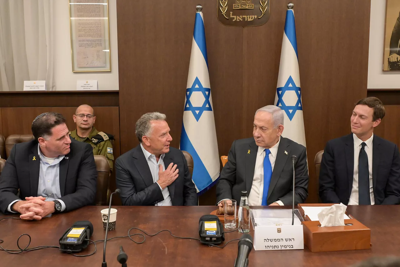 JERUSALEM (---), 09/10/2025.- A handout photo made available by Israel's Government Press Office (GPO) shows Israeli Prime Minister Benjamin Netanyahu (2-R) meeting with US President Trump's special envoy for the Middle East, Steve Witkoff, (2-L), the president's son-in-law, Jared Kushner (L), and Minister Ron Dermer (R), attending the Israeli cabinet meeting in Jerusalem , 09 October 2025 (Jerusalén) EFE/EPA/MAAYAN TOAF / ISRAEL'S GOVERNMENT PRESS OFFICE / HANDOUT HANDOUT EDITORIAL USE ONLY/NO SALES
