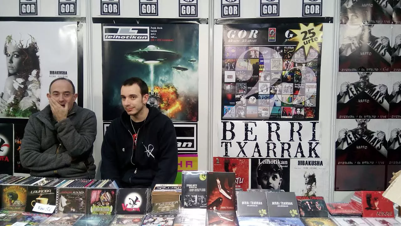 Gor diskoetxearen stand-a. Durangoko Azoka.
