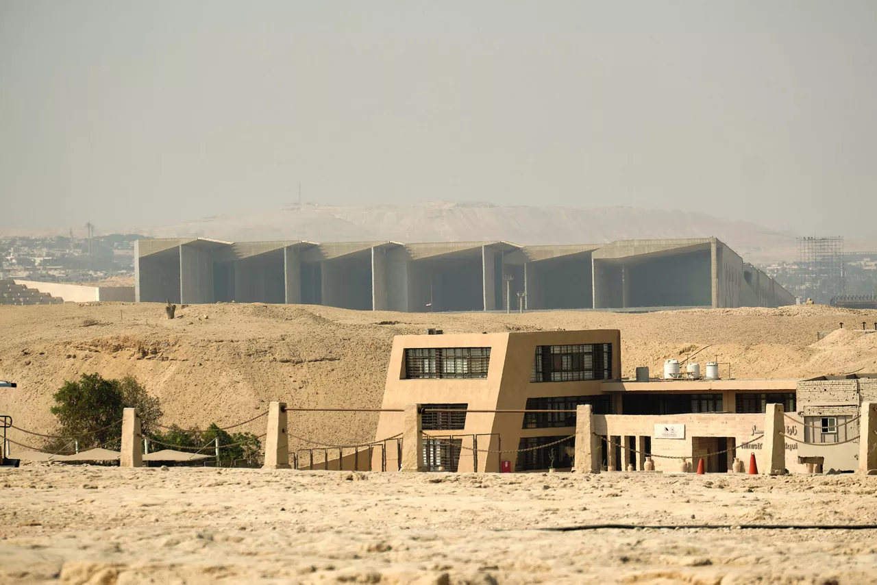 Vista del Gran Museo Egipcio, visto desde las Pirámides de Guiz (Egipto)