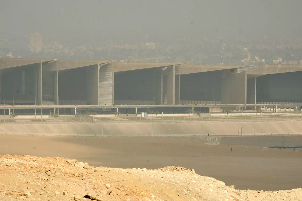 Vista del Gran Museo de Egipto visto desde las Pirámides de Guiza.