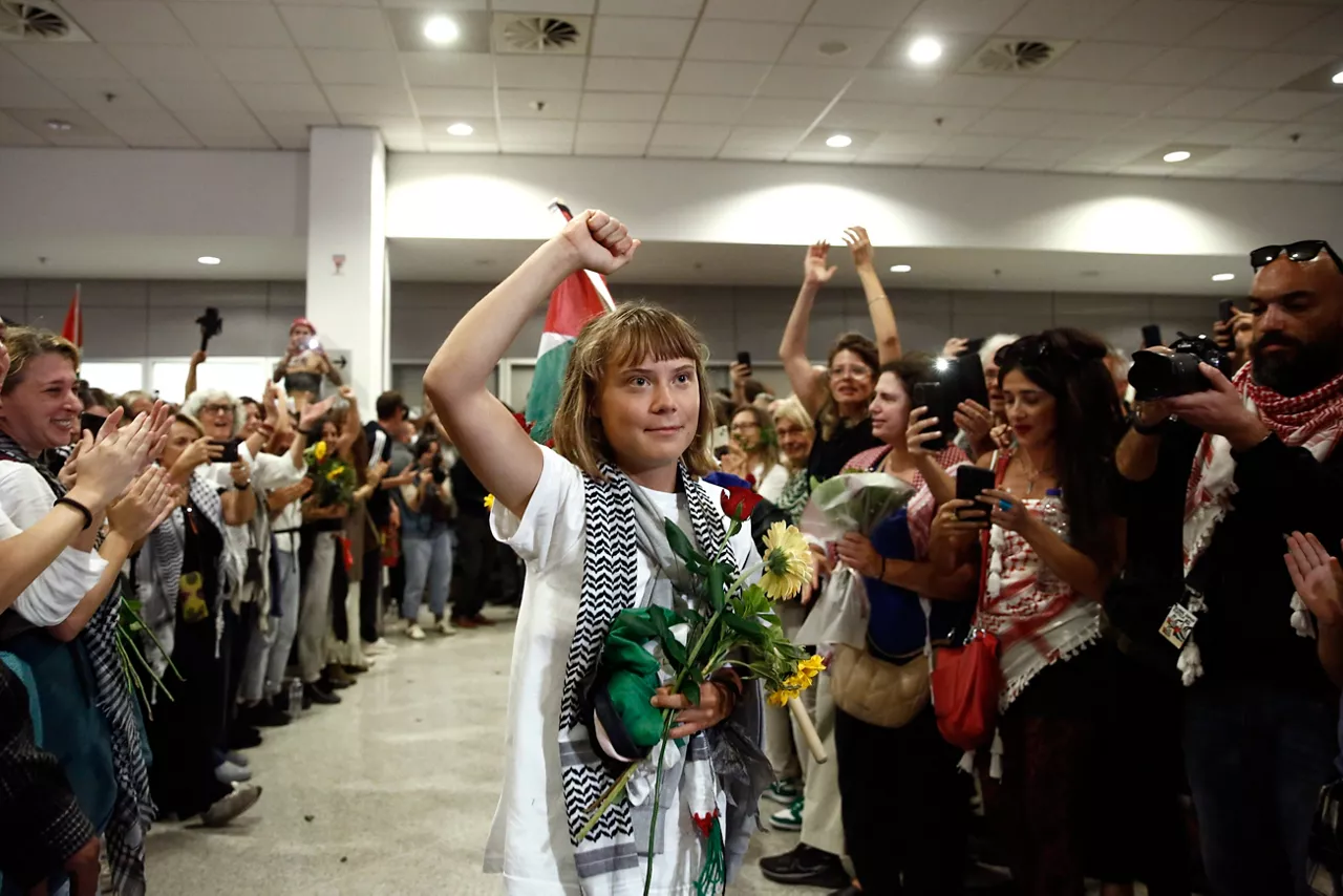 FOTODELDÍA - ATENAS, 06/10/2025.- La activista sueca Greta Thunberg levanta el puño al llegar entre 134 ciudadanos de 15 países europeos de la Global Sumud Flotilla, en Spata, cerca de Atenas, Grecia, el 6 de octubre de 2025. EFE/YANNIS KOLESIDIS
