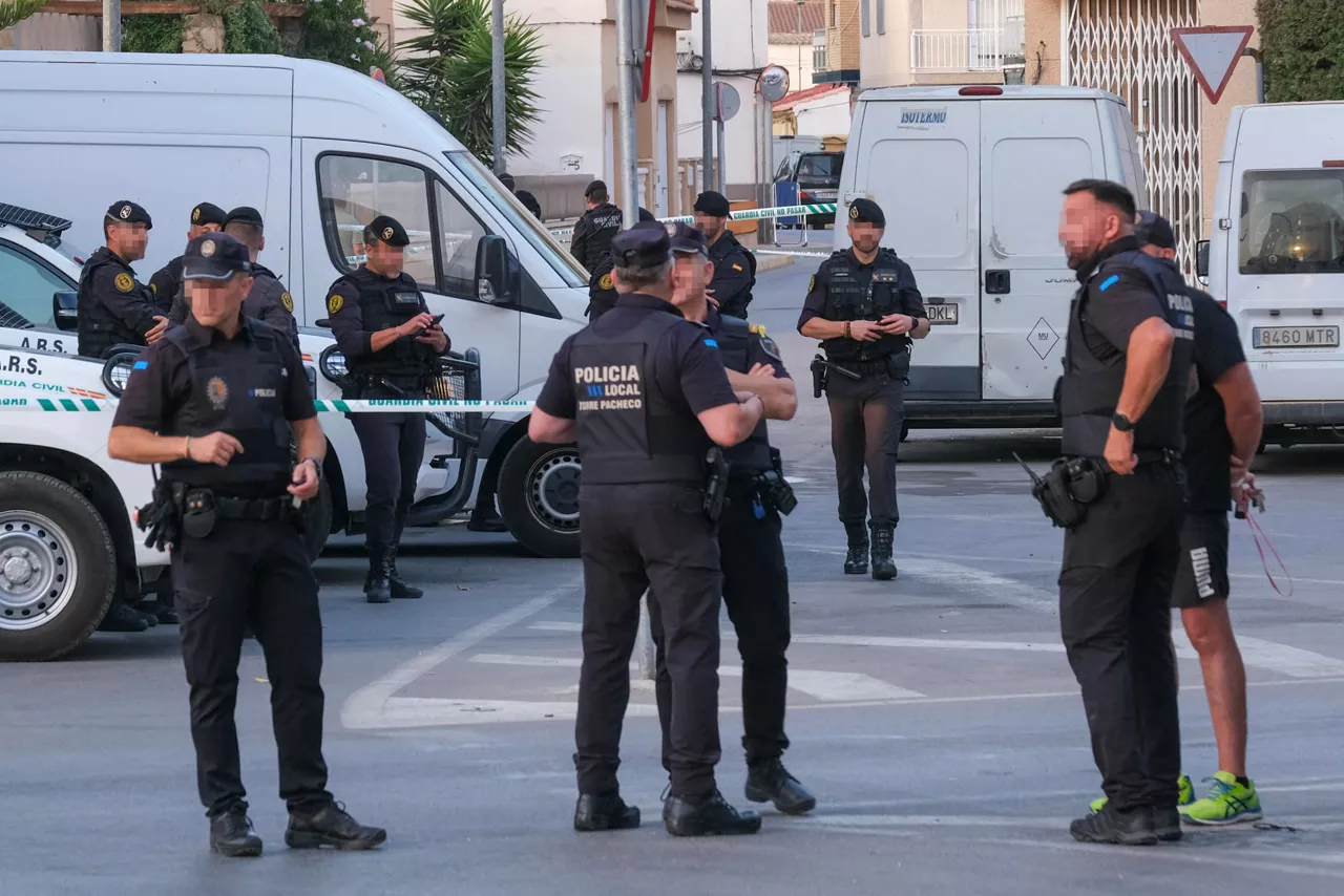 TORRE PACHECO (MURCIA), 14/07/2025.- La Guardia Civil de Murcia y la policía local montan guardia en el acceso al barrio de San Antonio, en Torre Pacheco, donde desde hace tres días nueve personas han sido detenidas por los disturbios nocturnos. EFE/ Pablo Miranzo
