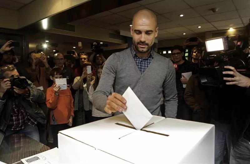 Pep Guadiola, A9ko kontsultan botoa ematen. EFE.