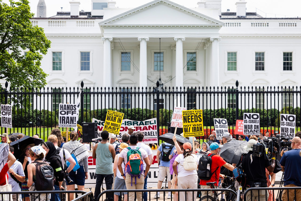 WASHINGTON (United States), 22/06/2025.- Protestors voice their opposition to US President Donald Trump's decision to bomb three nuclear sites in Iran, outside the White House in Washington, DC, USA, 22 June 2025. Chair of the Joint Chiefs of Staff Dan Caine said the bombing has inflicted 'extremely severe damage' to the sites. (Protestas) EFE/EPA/JIM LO SCALZO
