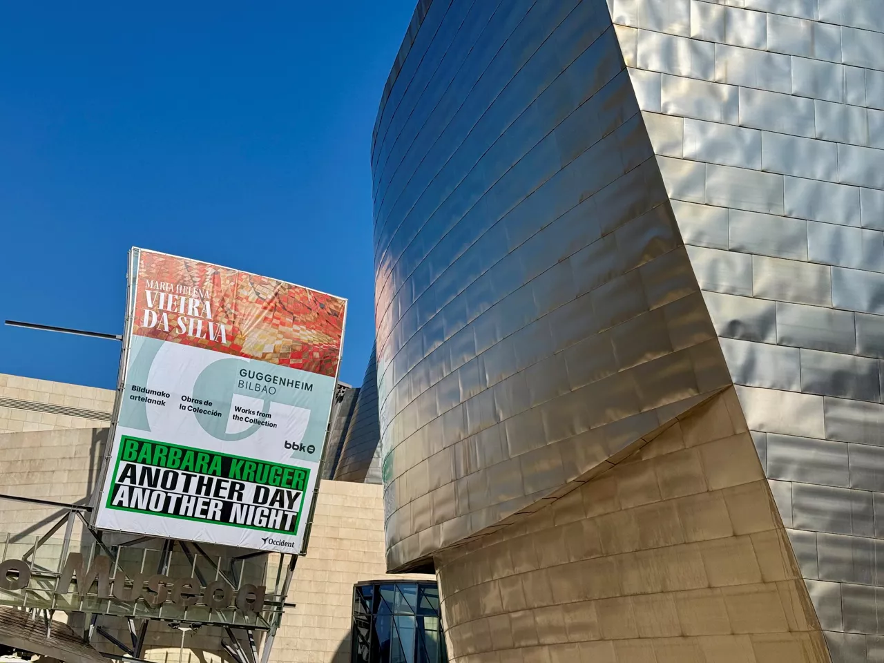 Guggenheim Bilbao Museoaren kanpoaldea 2025eko udazkena