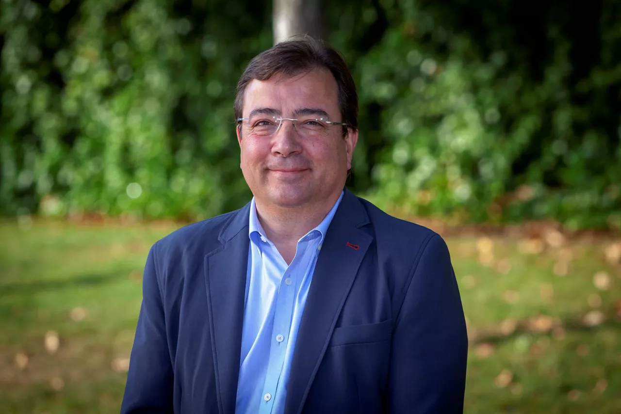 MADRID, 05/10/2025.- El expresidente de la Junta de Extremadura, el socialista Guillermo Fernández Vara, ha fallecido este domingo a los 66 años tras una larga lucha contra la enfermedad, ha informado el PSOE de Extremadura en su cuenta oficial de X. En la imagen, Fernández Vara durante una entrevista con la Agencia EFE en Mérida, el 23 de mayo de 2019. EFE/Archivo/Jero Morales
