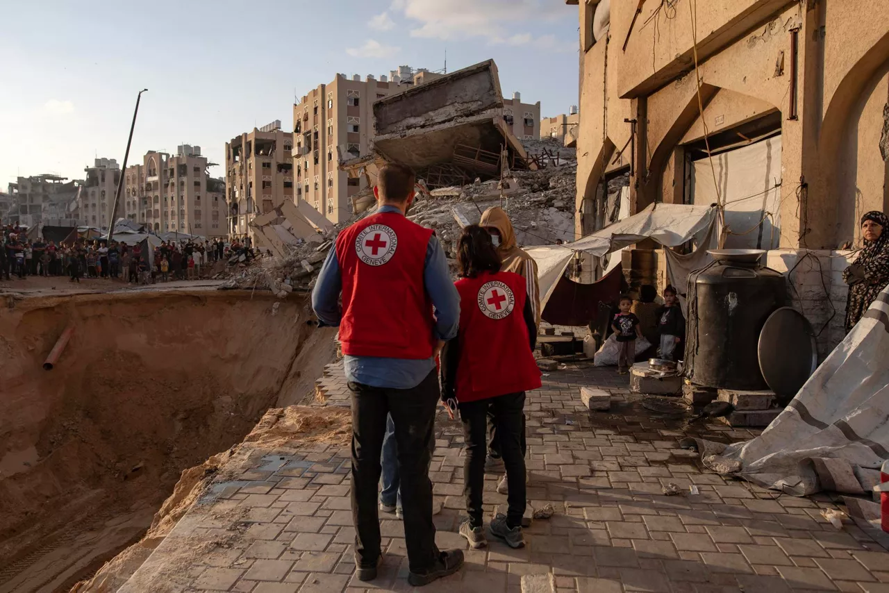 Khan Younis (-), 17/10/2025.- Red Cross workers arrive at the site where members of the Al-Qassam Brigades, the military wing of the Hamas movement, are searching for the bodies of Israeli hostages in an area in Hamad City, Khan Younis, in the southern Gaza Strip, 17 October 2025. EFE/EPA/HAITHAM IMAD
