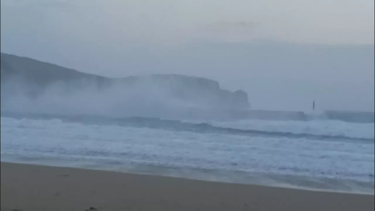 La borrasca Benjamín deja olas superiores a cinco metros de altura en la costa vasca