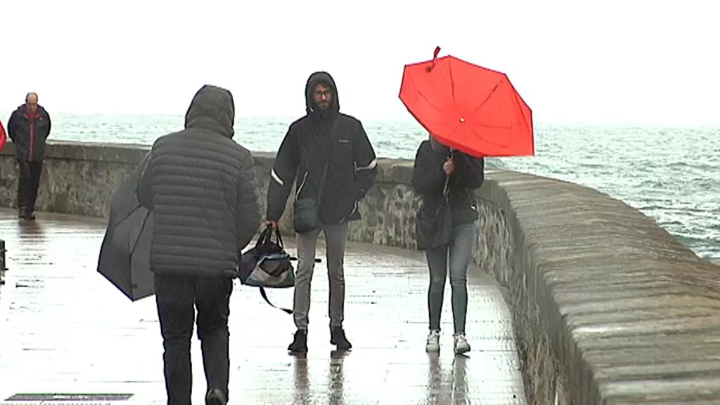 Viento y olas en San Sebastián