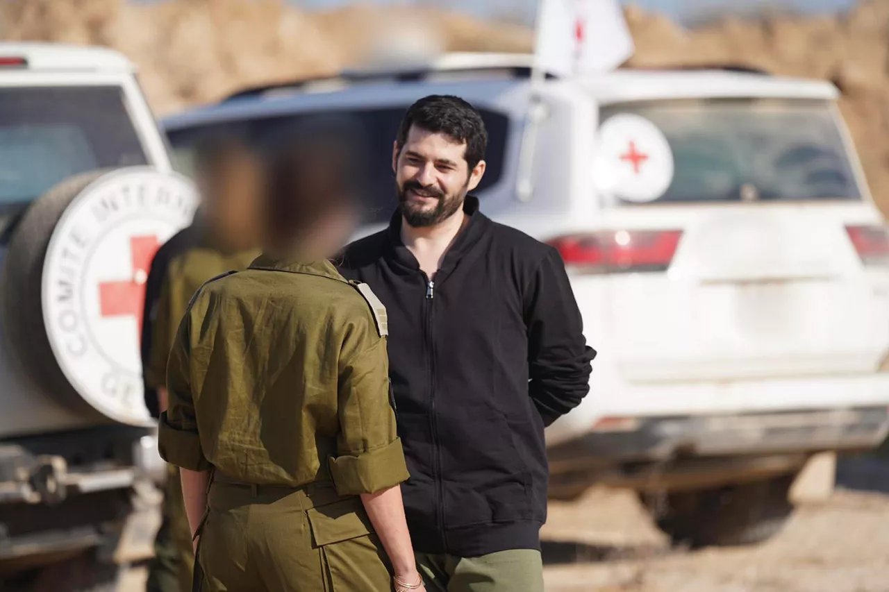 JERUSALÉN, 13/10/2025.-  El rehén Ziv Berman (d) conversa con representantes de las Fuerzas de Defensa de Israel (FDI). Los siete primeros rehenes vivos liberados por Hamás este lunes ya están en territorio israelí, informó el Ejército de Israel en un comunicado. EFE/ Ejército de Israel SOLO USO EDITORIAL/SOLO DISPONIBLE PARA ILUSTRAR LA NOTICIA QUE ACOMPAÑA (CRÉDITO OBLIGATORIO)
