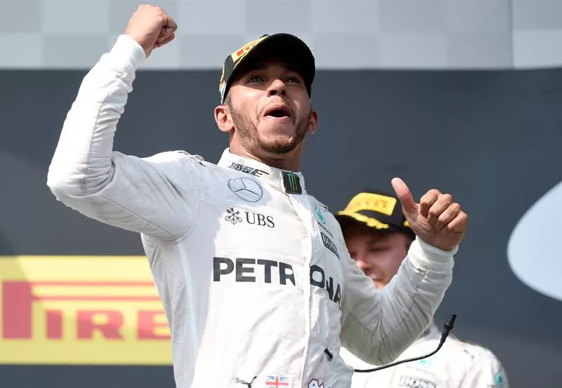 Lewis Hamilton, con Nico Rosberg detrás. Foto: Efe.