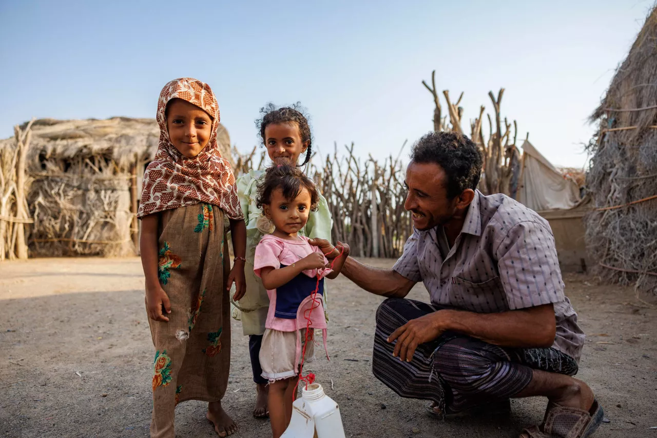 MADRID, 04/11/2025.- Con tan solo un año y medio, Manal (c, abajo) recogió lo que creía que era un juguete frente a su casa en Taiz, en Yemen. Era un artefacto explosivo sin detonar. La explosión le destrozó la manita. Su padre, Mousa (d), recuerda: «Pensábamos que había muerto». En el hospital, Manal necesitaba una cirugía urgente, pero la familia no podía costearla. Save the Children intervino y apoyó a Manal durante dos cirugías que le salvaron parte de la mano. La cantidad de niños que viven expuestos a la violencia en zonas de conflictos armados supuso en 2024 una cifra récord de 520 millones de menores, cifra que por tercer año consecutivo marca un récord histórico, según el informe que desvela este martes la ONG Save the Children. EFE/Save the Children/Al-Baraa Mansoor SÓLO USO EDITORIAL, PERMITIDO SU USO SÓLO EN RELACIÓN A LA INFORMACIÓN QUE APARECE EN EL PIE DE FOTO (CRÉDITO OBLIGATORIO)
