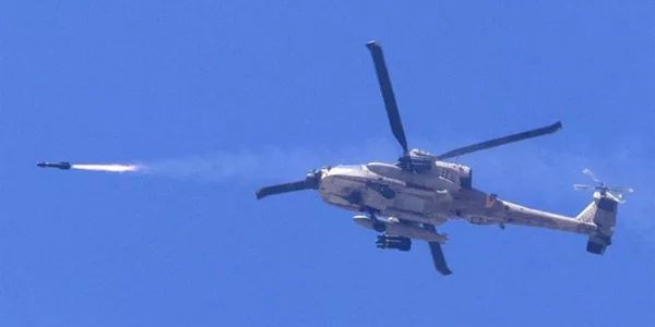 Helikoptero israeldar bat bonba bat jaurtitzen. Argazkia: EFE.