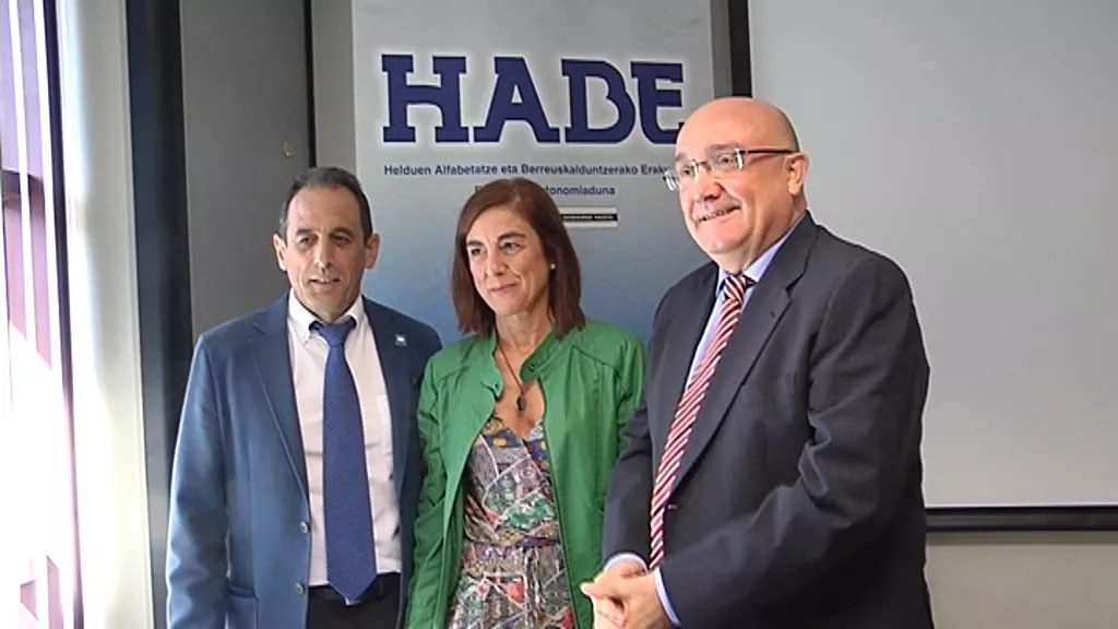 Joseba Erkiziak, Cristina Uriartek eta Patxi Baztarrikak aurkeztu dute curriculum berria.