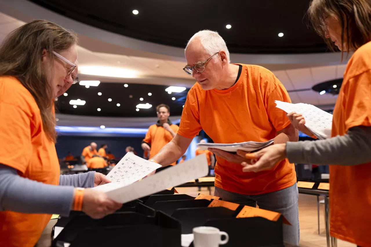 The Hague (Netherlands), 30/10/2025.- Polling station staff count postal votes from voters abroad at the World Forum in The Hague, the Netherlands, 30 October 2025. The Netherlands held House of Representatives elections on 29 October. (Elecciones, Países Bajos; Holanda, La Haya) EFE/EPA/LINA SELG
