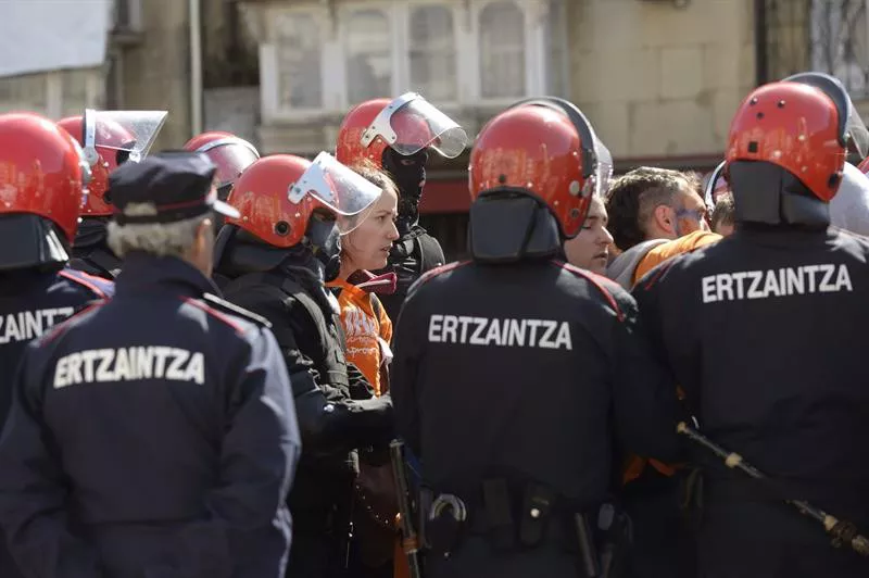 'Herri Harresia' desegin du Ertzaintzak. Argazkia: EFE