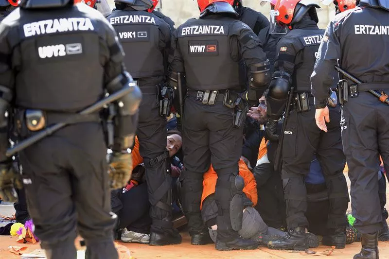 'Herri Harresia' desegin du Ertzaintzak. Argazkia: EFE